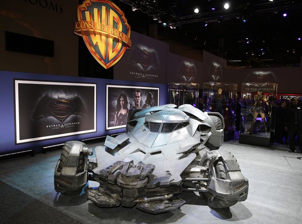 Novo Batmóvel, usado em <i>Batman vs Superman: A Origem da Justiça</i> foi revelado na feira 2015 Licensing Expo em Las Vegas  - AP/Isaac Brekken