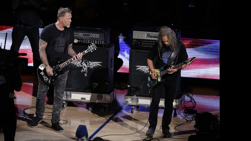 James Hetfield e Kirk Hammett tocam o hino norte-americano na final da NBA.  - AP