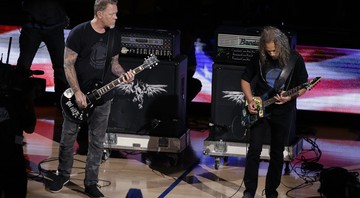 James Hetfield e Kirk Hammett tocam o hino norte-americano na final da NBA.  - AP