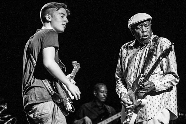 Quinn Sullivan e Buddy Guy durante show em Buffalo, em abril de 2015 - Reprodução / Instagram