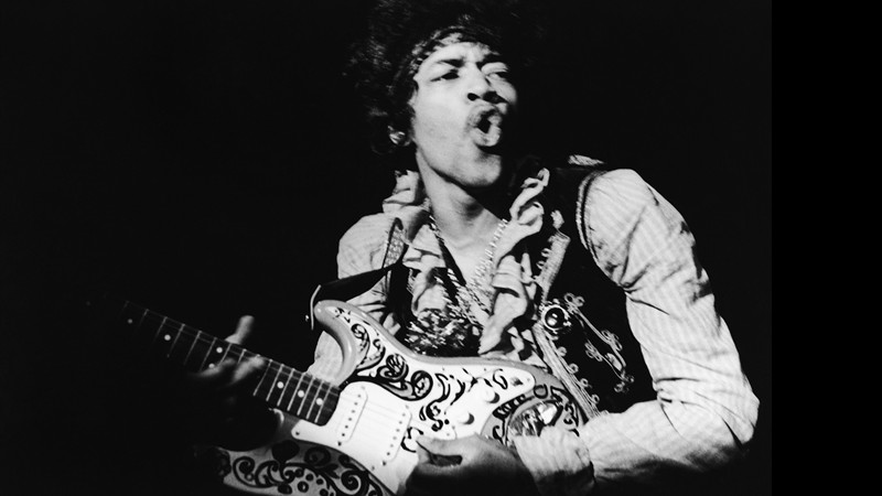 O músico Jimi Hendrix durante apresentação no Monterey Pop Festival, na Califórnia, em 18 de junho de 1967 (Foto: BRUCE FLEMING/AP)