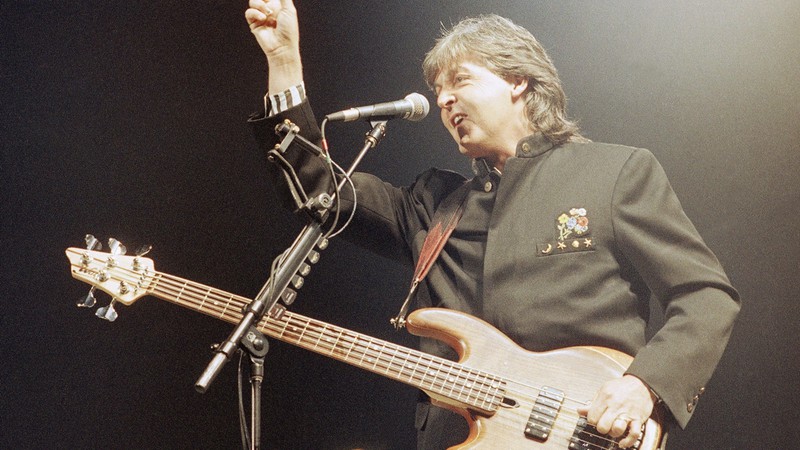 Paul McCartney em show no ano de 1990 - Tim Sharp/AP