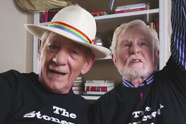 Ian McKellen e Derek Jacobi comemoram a aprovação do casamento gay nos Estados Unidos - Reprodução/vídeo