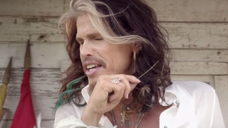 Steven Tyler em cena do clipe de “Love Is Your Name” - Reprodução/Vídeo