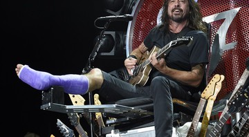 Dave Grohl, de perna quebrada, se apresenta em Washington DC. - Nick Wass/ AP