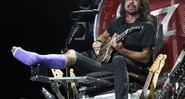 Dave Grohl, de perna quebrada, se apresenta em Washington DC. - Nick Wass/ AP