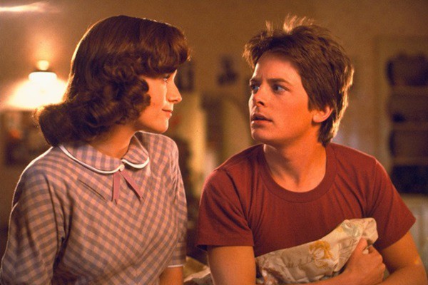 Lea Thompson e Michael J. Fox em De Volta Para o Futuro - Reprodução