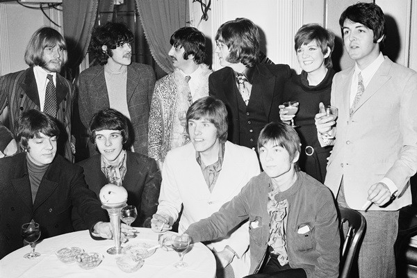 Cantora Cilla Black - acima, à direita, ao lado de Paul McCartney - em foto com os Beatles e com Brian Jones - Robert Dear/AP