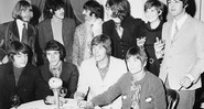 Cantora Cilla Black - acima, à direita, ao lado de Paul McCartney - em foto com os Beatles e com Brian Jones - Robert Dear/AP