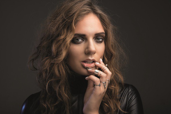 Cantora pop sueca Tove Lo - Johannes Helje