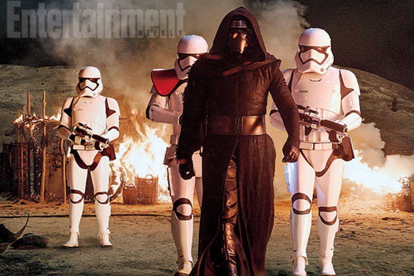 Kylo Ren (Adam Driver) e os stormtroopers em <i>Star Wars: Episódio VII - O Despertar da Força</i> - Reprodução/Entertainment Weekly