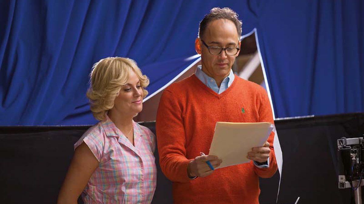 Amy Poehler e o diretor e corroteirista, David Wain, nos bastidores de Wet Hot American Summer: First Day of Camp - Saeed Adyani