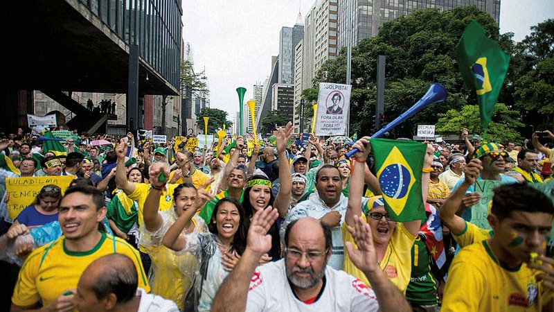 Em 15 de março, manifestantes tomaram a avenida Paulista, em São Paulo, e outras locais do país contra a corrupção e o governo federal. - Agência Brasil