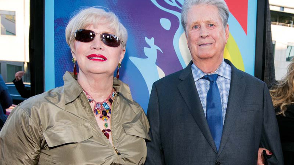 Brian Wilson ao lado da esposa Melinda Ledbetter na pré-estreia do filme Love & Mercy, ocorrida no Samuel Goldwyn Teather, em Beverly Hills, em 2 de junho. - Rob Latour/Invision Ap