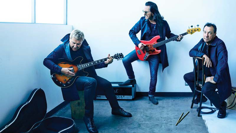 <b>BATALHANDO DURO</b><br>
(A partir da esq.) Alex Lifeson, Geddy Lee e Neil Peart em Los Angeles, no mês de abril. - Peggy Sirota