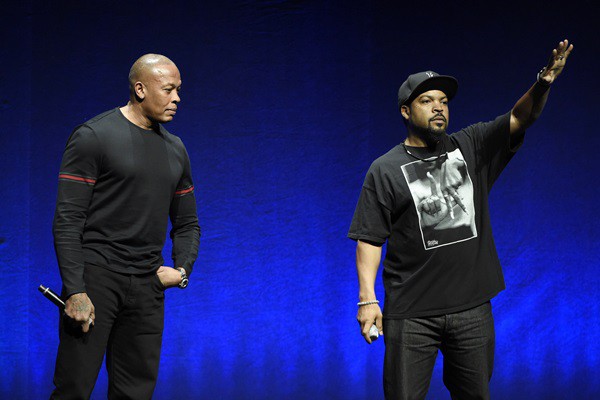 Dr. Dre e Ice Cube durante evento em Las Vegas, em abril de 2015 - Chris Pizzello/AP