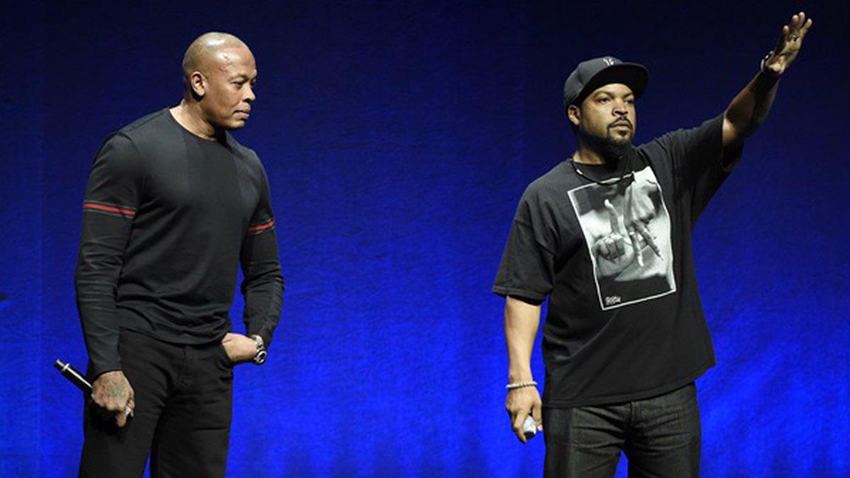 Dr. Dre e Ice Cube durante evento em Las Vegas, em abril de 2015 - Chris Pizzello/AP