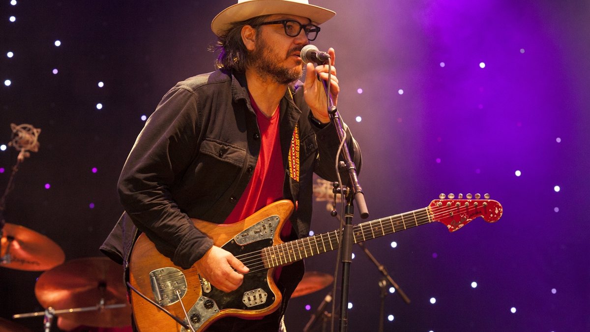 Jeff Tweedy, vocalista do Wilco, em show da banda em 2015 - Barry Brecheisen/AP