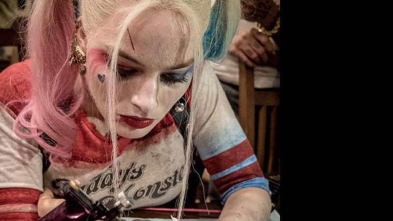 Margot Robbie e Will Smith tatuam ator e diretor de <i>Esquadrão Suicida</i> - Reprodução/Instagram 