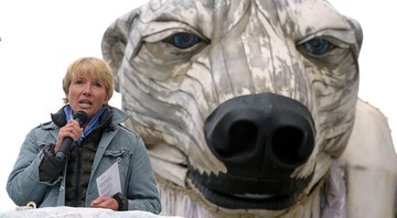 A atriz Emma Thompson durante protesto em defesa do meio ambiente.  - AP