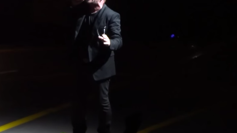 Bono na abertura da turnê europeia <i>Innocence + Experience</i>. - Reprodução/ Vídeo