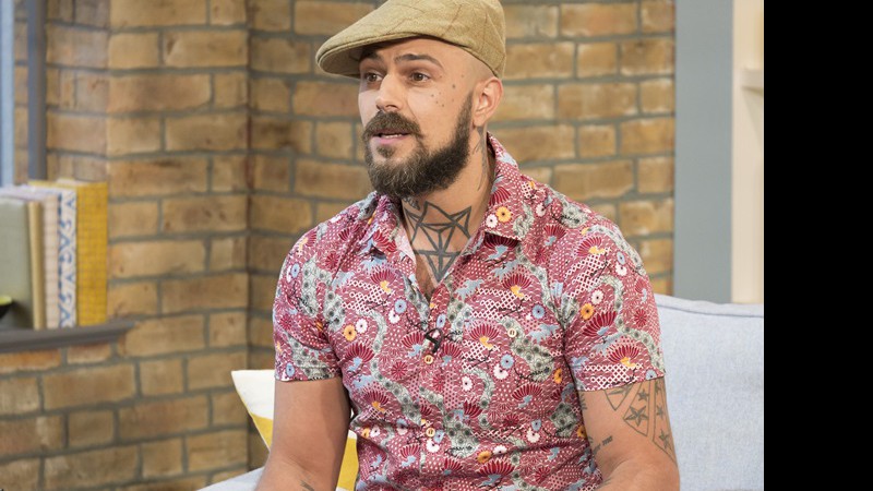 Ex-membro da boy band Five, Abz Love coloca prêmio do Brit Awards à ...