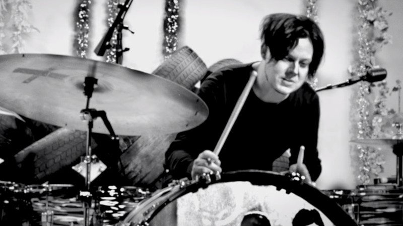 Jack White com as baquetas para o Dead Weather - Reprodução/Vídeo