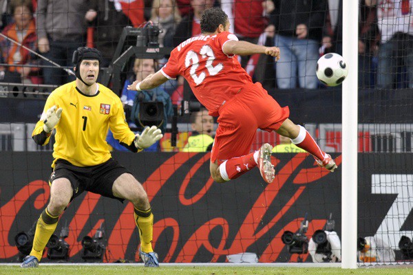 Goleiro Petr Cech em jogo com a seleção da República Tcheca, em 2008 - AP/Laurent Gillieron