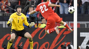 Goleiro Petr Cech em jogo com a seleção da República Tcheca, em 2008 - AP/Laurent Gillieron