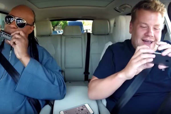 Stevie Wonder e James Corden no Carpool Karaoke do <i>The Late Late Show</i> - Reprodução/vídeo