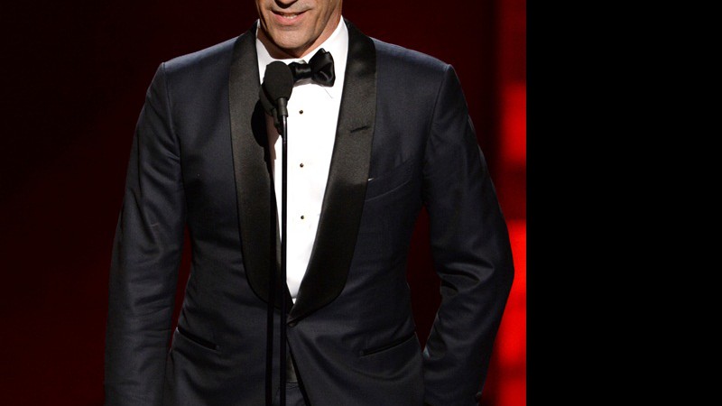 Jon Hamm recebendo o prêmio de Melhor Ator em Série de Drama no Emmy 2015 por <i>Mad Men</i> - Phil McCarten/AP