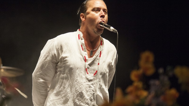 Mike Patton à frente do Faith No More durante aparesentação da banda - Barry Brecheisen/AP