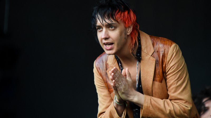 Julian Casablancas à frente dos Strokes durante show na Inglaterra em 2015 - Rex Features/AP