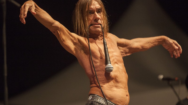 O vocalista dos Stooges Iggy Pop em show solo em Chicago, em 2015 - Barry Brecheisen/AP