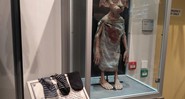 Fãs de <i>Harry Potter</i> tentando "libertar" Dobby em exposição da Warner Bros em Londres - Reprodução/Twitter