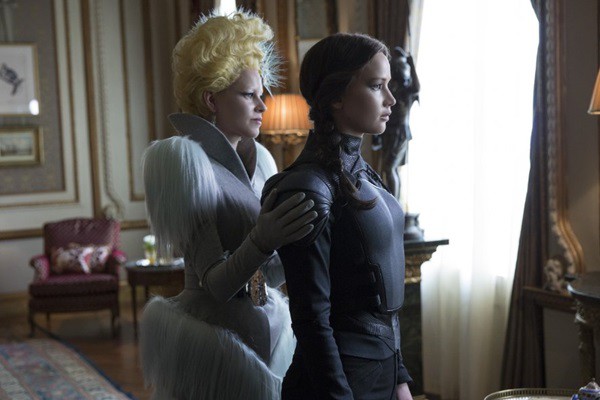 Effie Trinket (Elizabeth Banks) e Katniss Everdeen (Jennifer Lawrence) em <i>Jogos Vorazes: A Esperança - O Final</i> - Divulgação