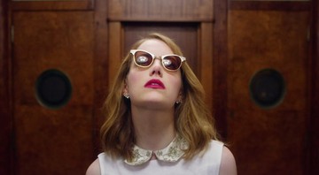 Emma Stone no clipe de "Anna".  - Reprodução/Vídeo