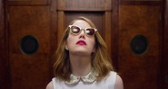 Emma Stone no clipe de "Anna".  - Reprodução/Vídeo