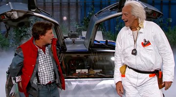 Cena do programa <i>Jimmy Kimmel Live</i> com os atores retornando aos papéis de Marty McFly e Doc Brown, de <i>De Volta para o Futuro</i> - Reprodução/Vídeo