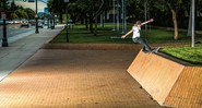 Leticia executa um frontside feeble no pátio da Santa Monica High School - PABLO VAZ/DIVULGAÇÃO