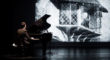 Tony Berchmans em sessão do Cinepiano - Divulgação/Alexia Santi