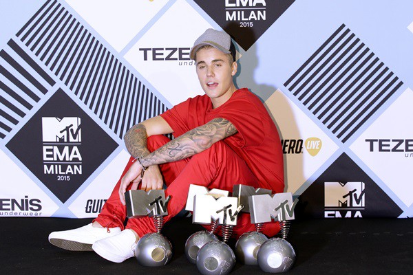 Justin Bieber e seus quatro troféus ganhos no EMA 2015 - AP