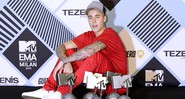 Justin Bieber e seus quatro troféus ganhos no EMA 2015 - AP