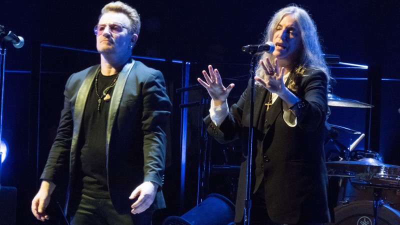 A cantora Patti Smith em apresentação do U2 na 02 Arena, em Londres, em 2015 - Rex Features/AP