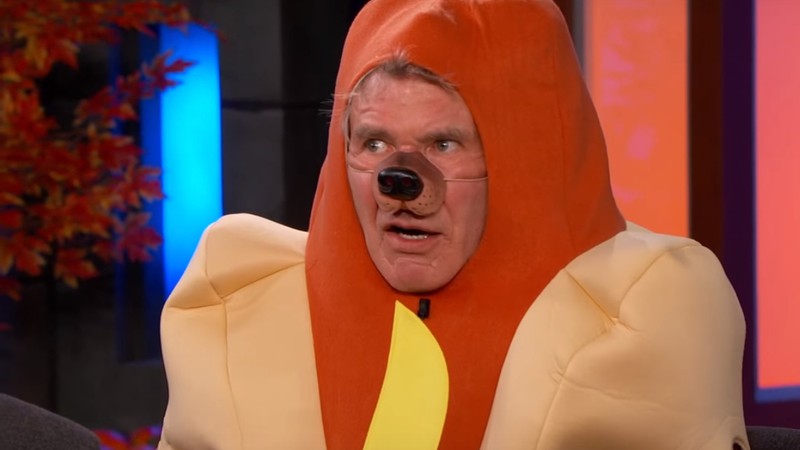 O ator Harrison Ford fantasiado de cachorro-quente no programa <i>Jimmy Kimmel Live</i> - Reprodução/Vídeo