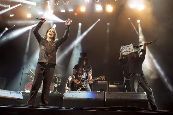 Ozzy Osbourne com Slash e Tom Morello em show no Voodoo Fest - Reprodução/Twitter