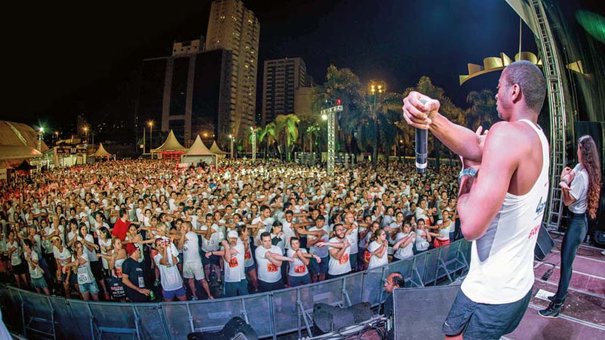 O público se aquece na RS Music & Run, na cidade de São Paulo, em 2014 - POPOH VINICIUS