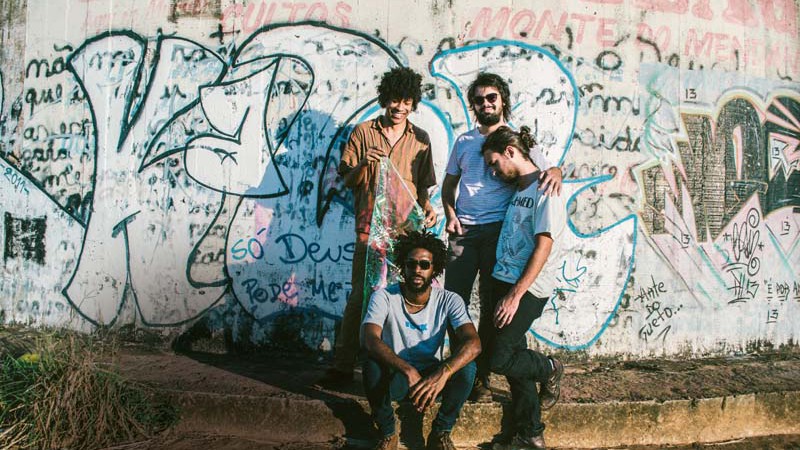 (No sentido horário) Dinho Almeida, Raphael Vaz, Benke Ferraz e Ynaiã Benthroldo, atual formação do Boogarins - DIVULGAÇÃO