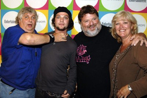 Vincent Margera, de camisa azul, ao lado de Bam Margera (à esquerda dele) e dos pais de Bam - Reprodução