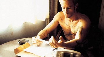 Guy Pearce em <i>Amnésia</i> (2000).  - Reprodução/Vídeo